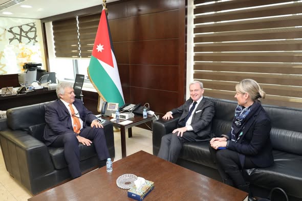 القطامين يبحث مع السفير الفرنسي تعزيز التعاون في مجالات النقل