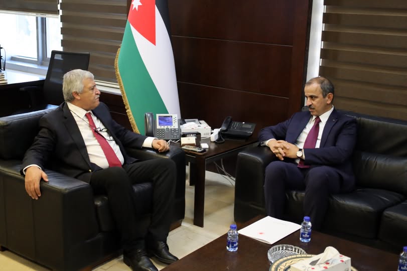 القطامين والسفير التركي يؤكدان أهمية الربط السككي وتعزيز التعاون اللوجستي بين البلدين