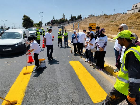 أطلق فريق «همة عمان» أولى أعماله التطوعية بالتعاون مع  وزارة النقل و وزارة الأشغال العامة والإسكان