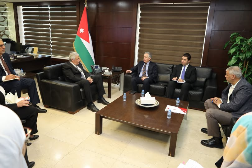وزير النقل والعمل والسفير التركي يبحثان تعزيز التعاون في مجالات النقل والربط السككي والتدريب المهني